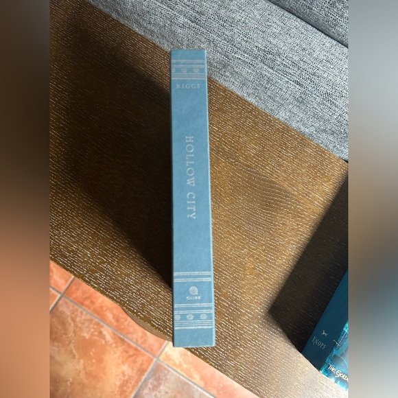 Hollow City: The Second Novel of Miss Peregrine's Peculiar Children hardcover - Picture 3 of 3